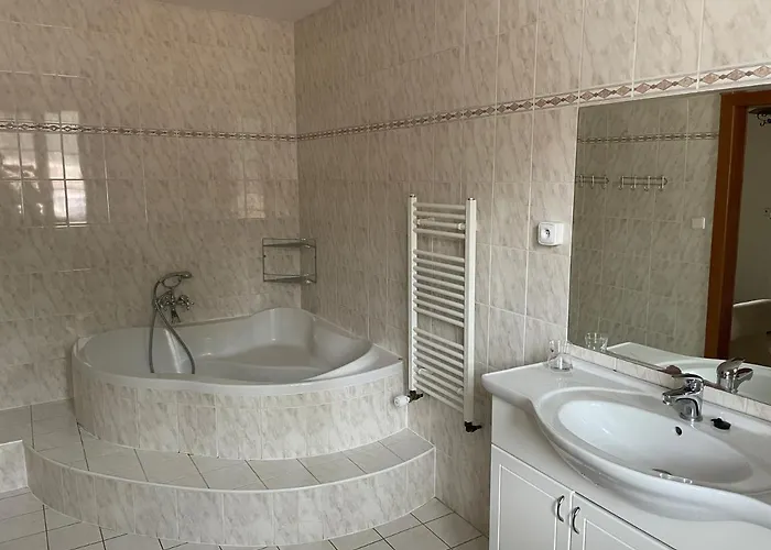 Cetnicka Stanice Hluboka 4*